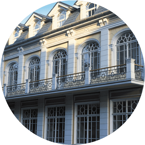 фото деревянных окон с инкрустированными горбыльками